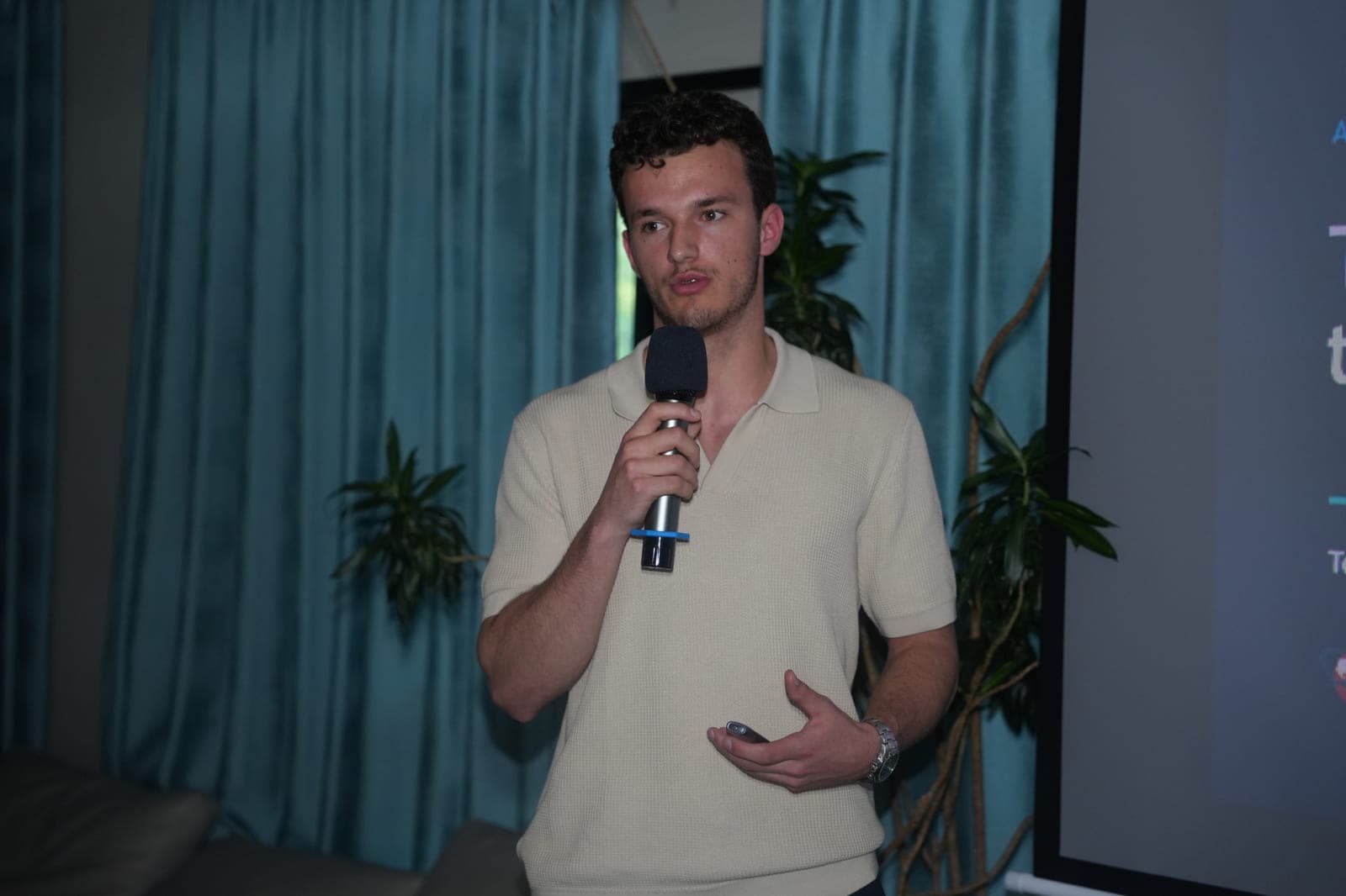 Tom presenteert op een e-commerceconferentie in Shanghai